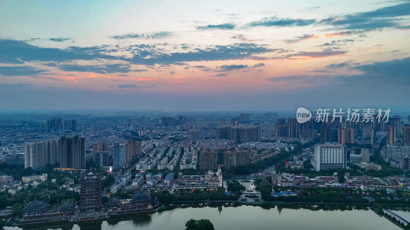 夕阳下的眉山城市风光航拍图