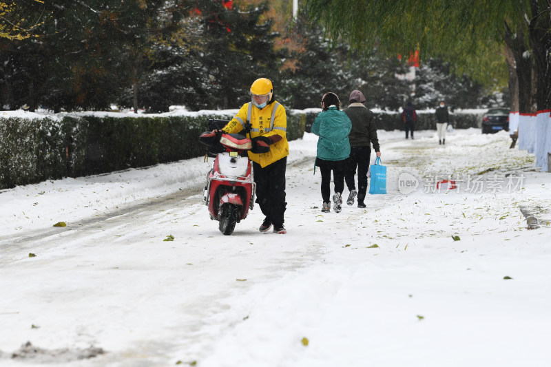 暴风雪中送餐的外卖小哥