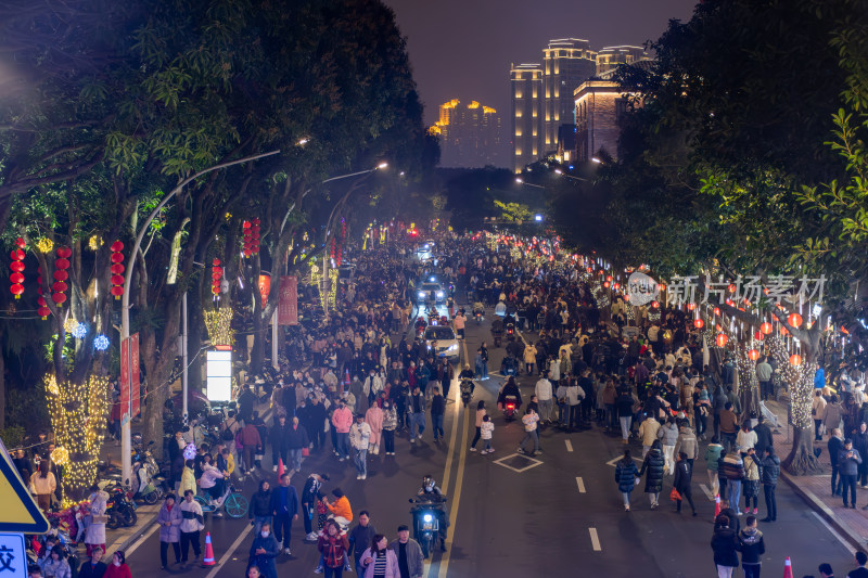 夜晚街道人群聚集场景