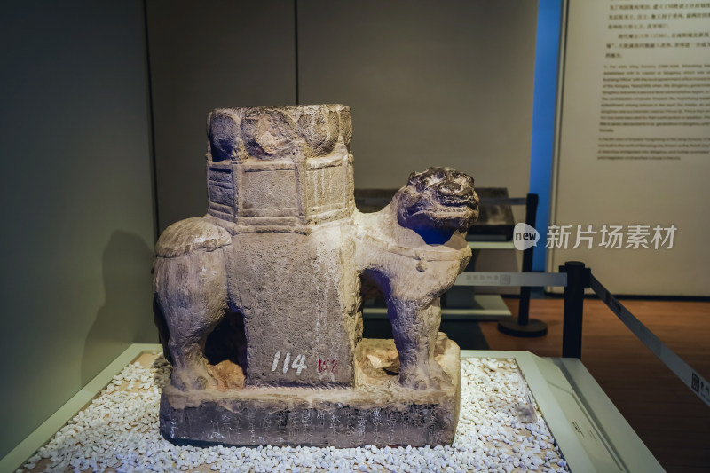 博物馆内古代石兽文物展示