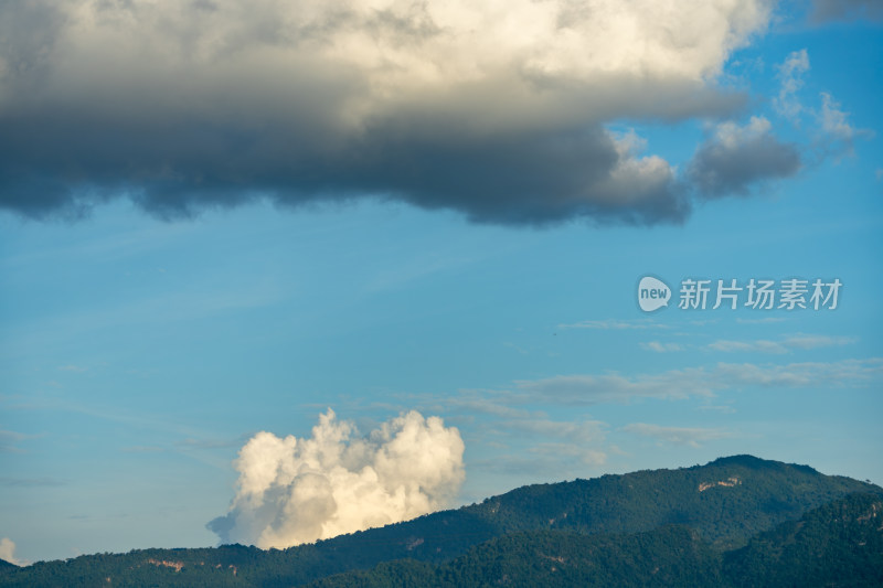 山间天空中大片白云的自然景观