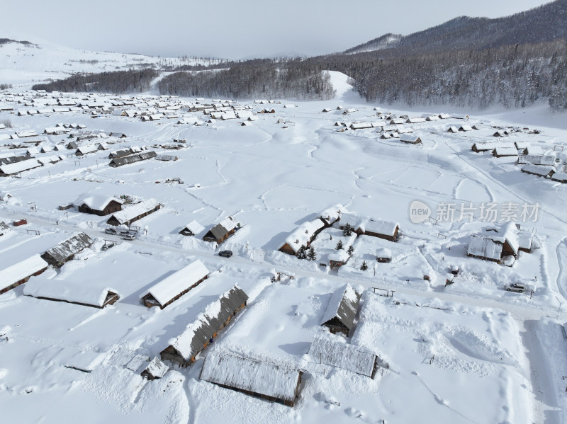 中国新疆阿勒泰禾木冬季雪景白雪覆盖的禾木