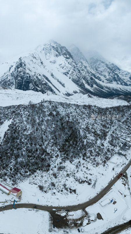 西藏林芝地区墨脱县多雄拉雪山高空航拍