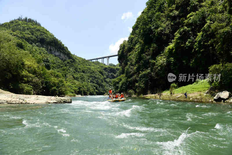 峡谷漂流探险