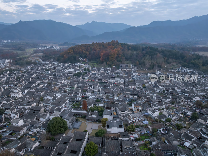 安徽黄山水墨江南宏村徽派建筑群秋色航拍