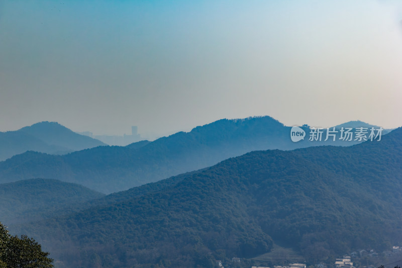 杭州北高峰远眺连绵山脉全景