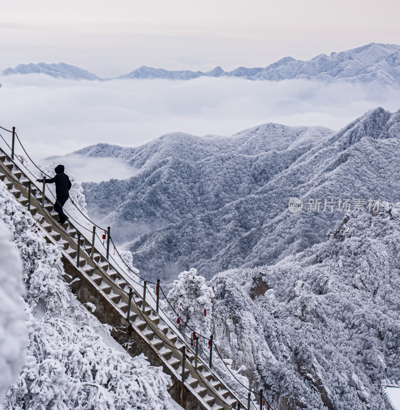 寒冷冬季大雪游客登山旅游