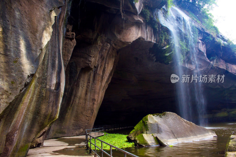 瀑布湖泊溪流风景背景