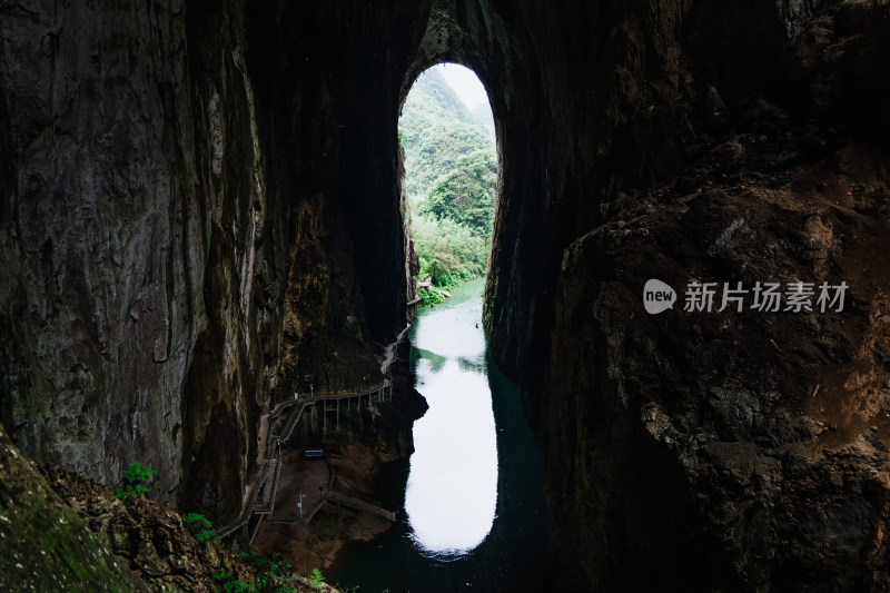 安顺格凸河风景区燕子洞穿上洞