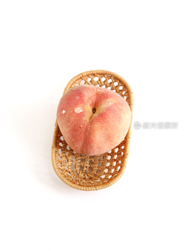 篮子上的新鲜水果桃子