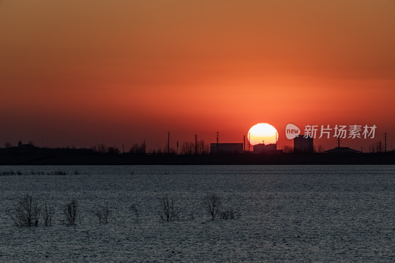 山东济宁邹城孟子湖湖面日落景观