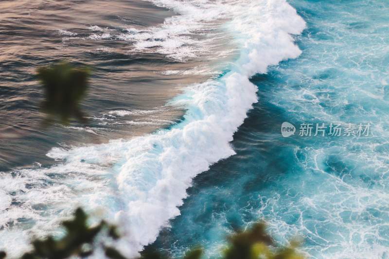 海浪波涛汹涌浪花巨浪浪潮汹涌