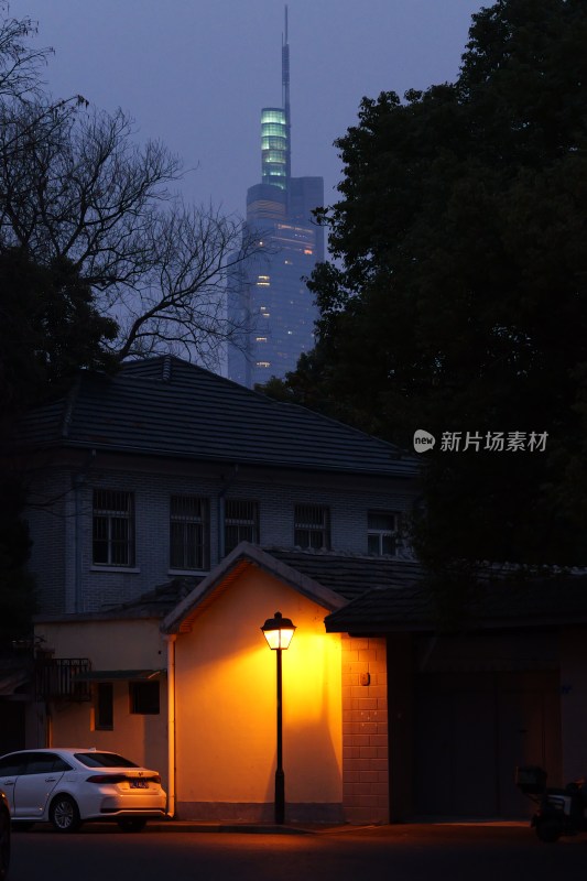 夜晚街景中老式建筑与摩天大楼