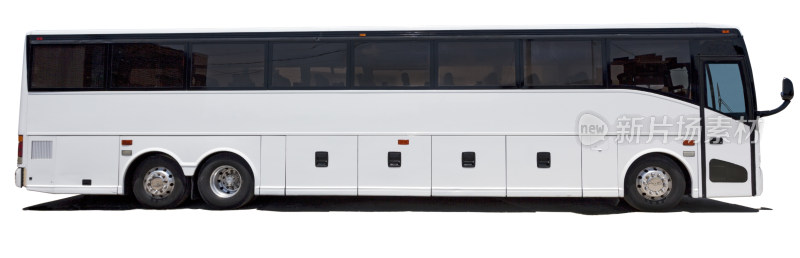 白色大型客车侧面图像