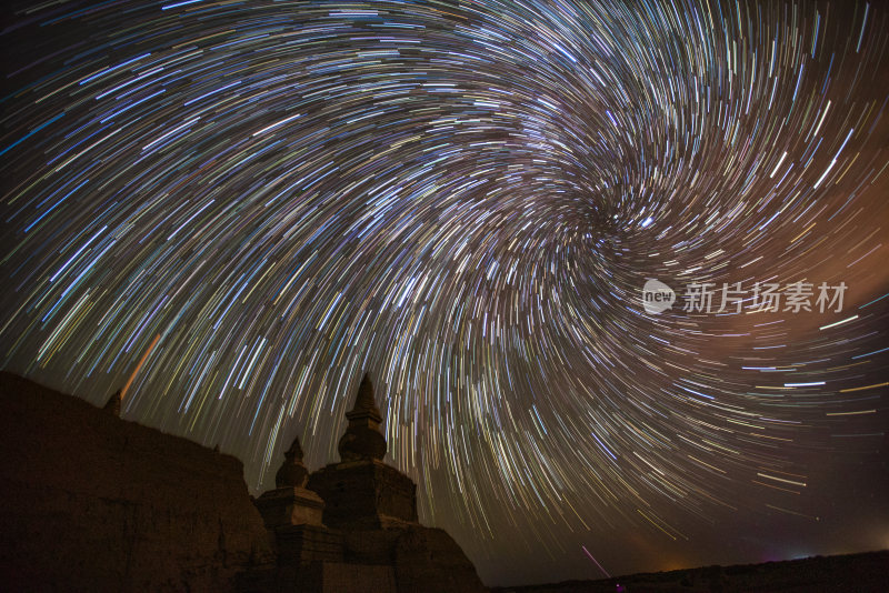 古城墙上空的星轨