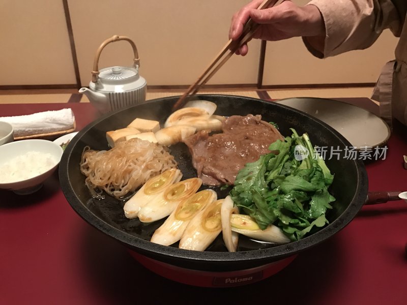 日式寿喜烧烹饪过程