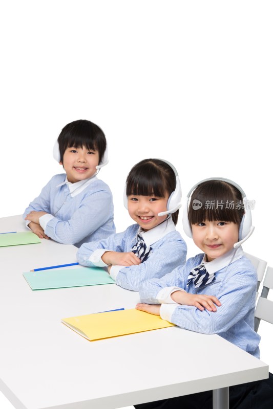 小学生们戴耳麦上课