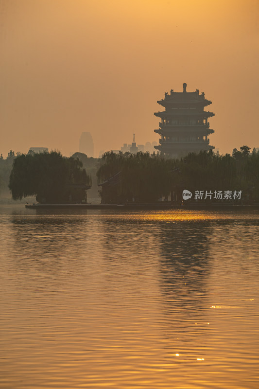 济南大明湖风景区雾色日出景点景观城市风光