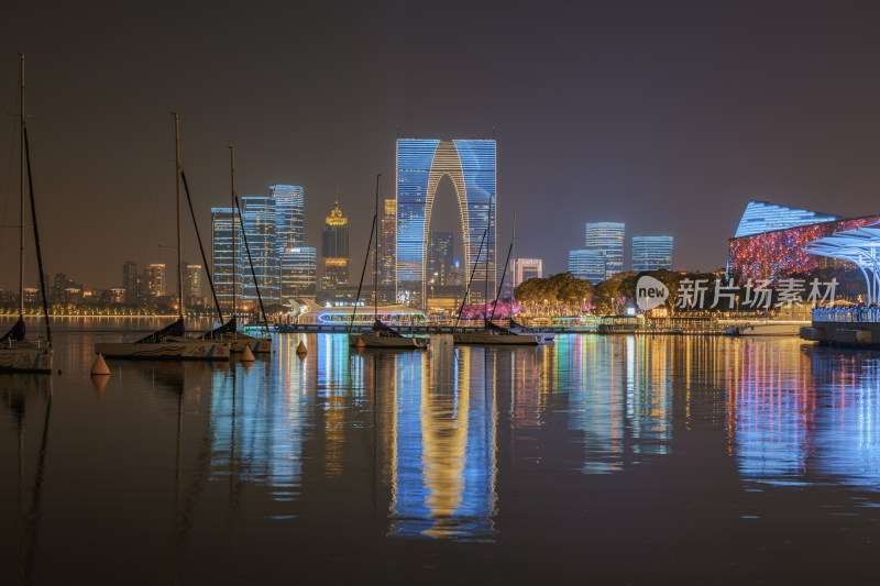 苏州金鸡湖景区-游船与东方之门夜景