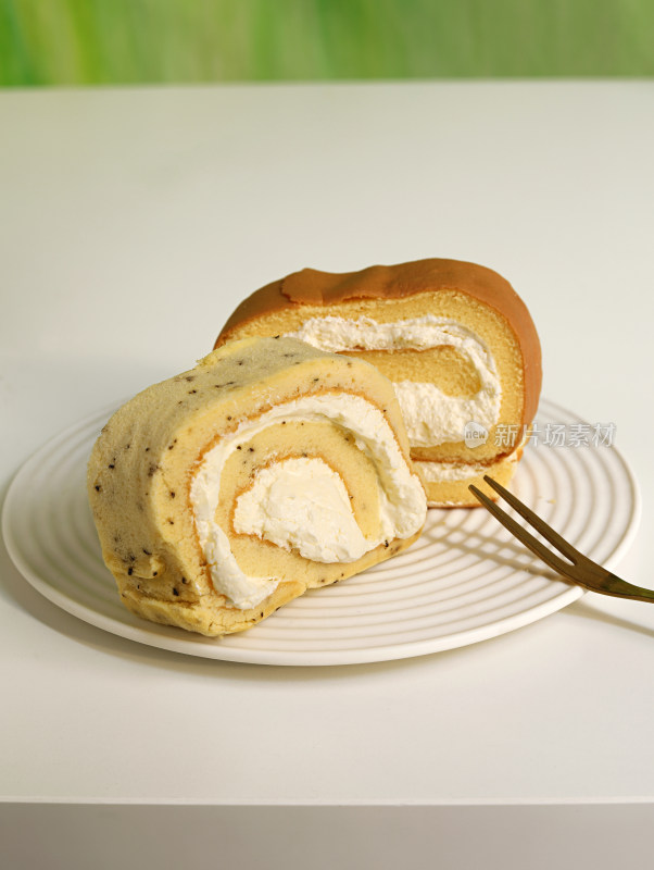 白色桌面碟子中的甜点面包