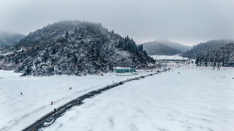 重庆酉阳：大雪纷飞赏雪忙