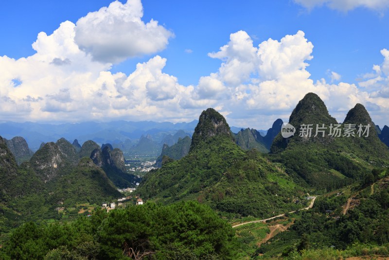 广西桂林山脉 蓝天白云 美丽中国