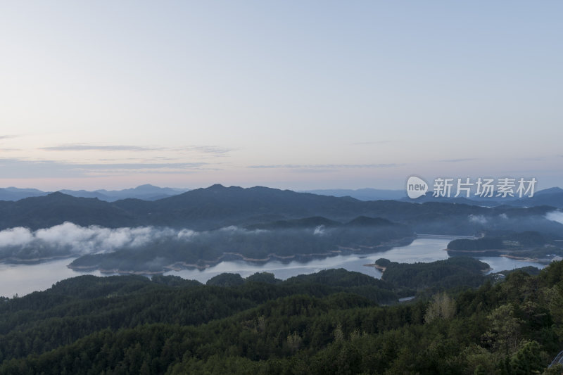 山间云雾缭绕的壮美自然风光全景