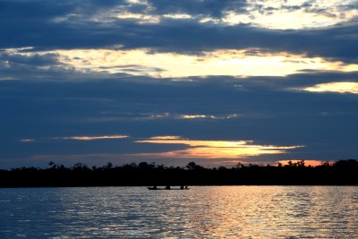 湖面日落时分的船只景象