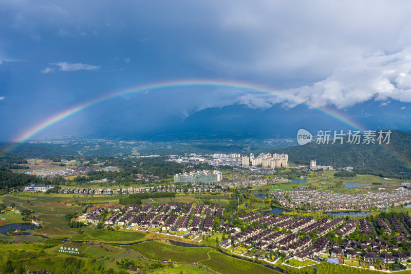 秋天山川云雾 雨后小镇上的彩虹