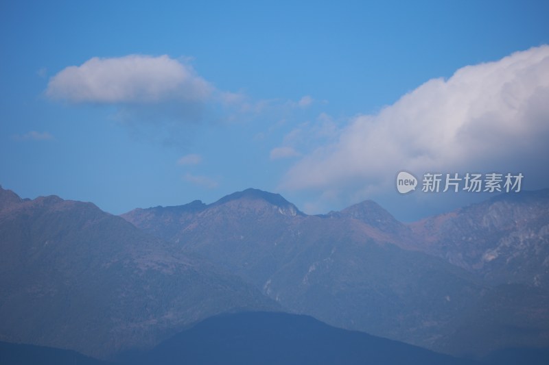 蓝天白云下的连绵山脉苍山洱海壮丽景象