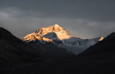 西藏珠穆朗玛峰日照金山