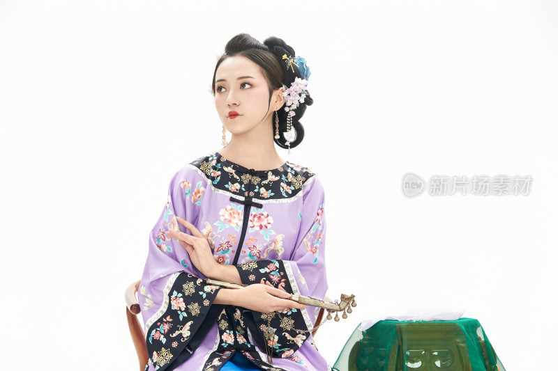白色背景下穿着中国清朝晚清服饰的少女