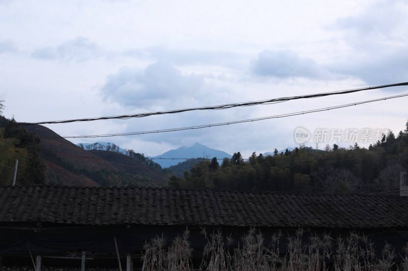 乡村风景，黑瓦屋顶搭配远山与乌云