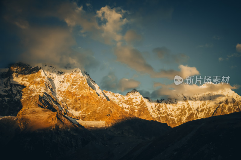 雪山日照金山自然风景