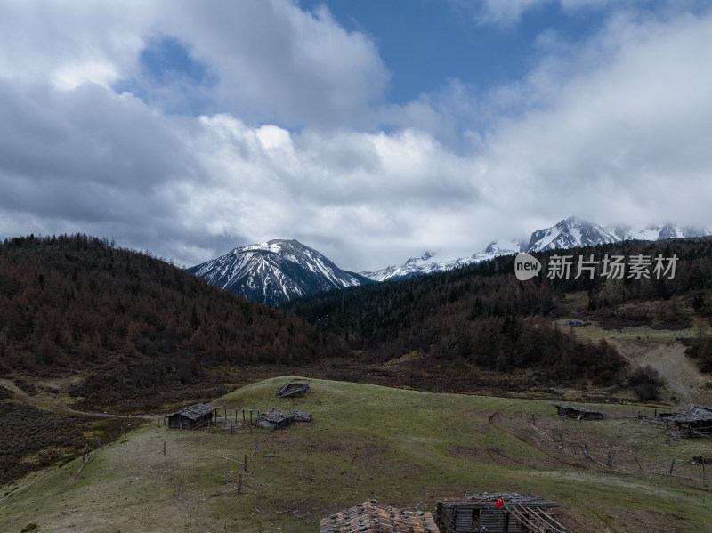 航拍美丽中国香格里拉高海高海拔雪山、森林