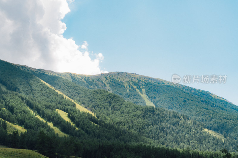 多云天气下的山林风光全景