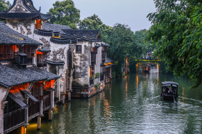 梅雨季的乌镇西栅夜景