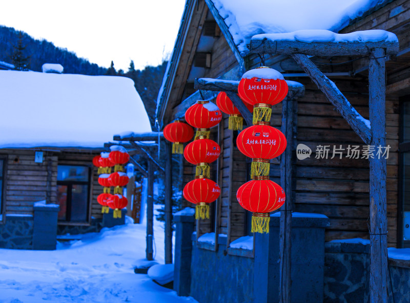 冬天大雪新年挂灯笼村庄