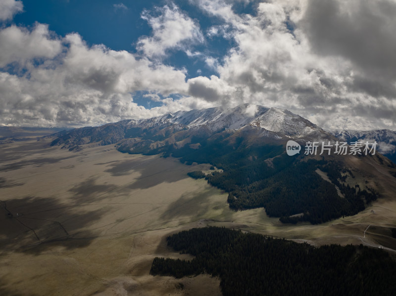 航拍雪山森林