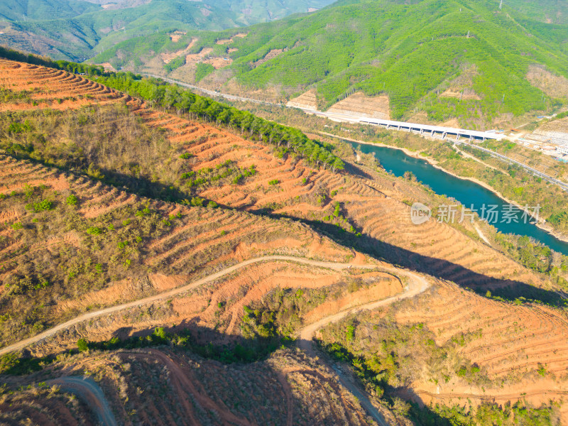 航拍澜沧江和旁边的蜿蜒公路