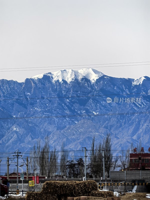 雪山远景及山下景象