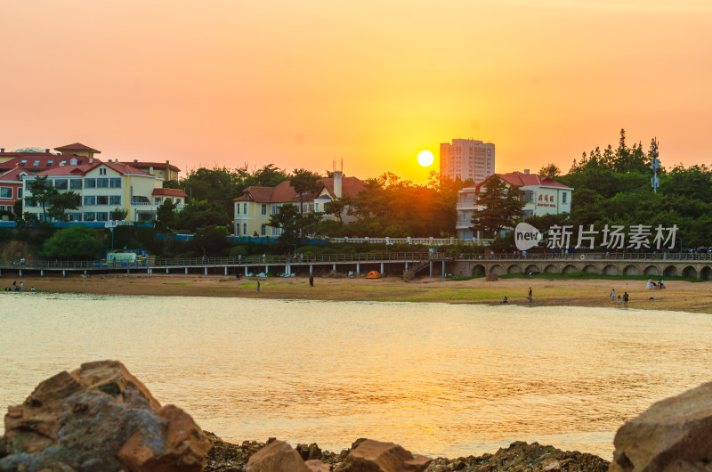 青岛太平角公园海边的夕阳风景