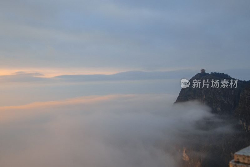 峨眉金顶晨光山峰