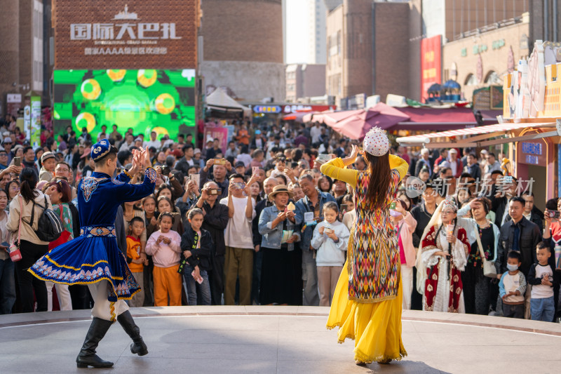 中秋节中国新疆国际大巴扎的特色节目表演