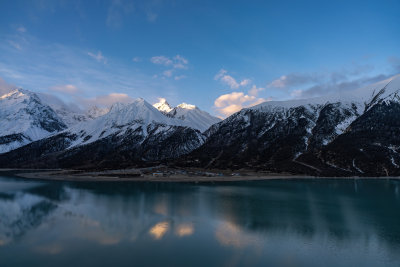 西藏昌都然乌湖来古雪山冰湖环绕静谧胡静