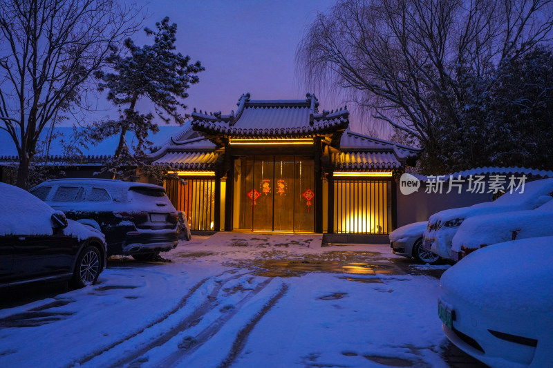 雪夜中式建筑门前雪景