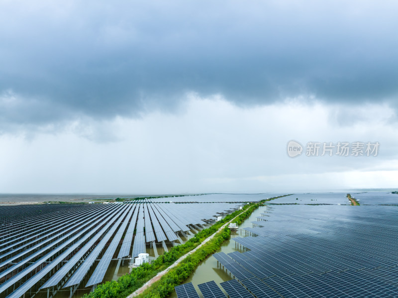 广东江门太阳能鱼塘光伏发电蓝天白云