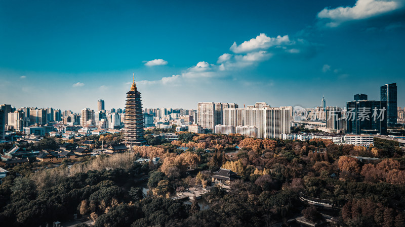 常州天宁寺城市中古塔与现代建筑景观