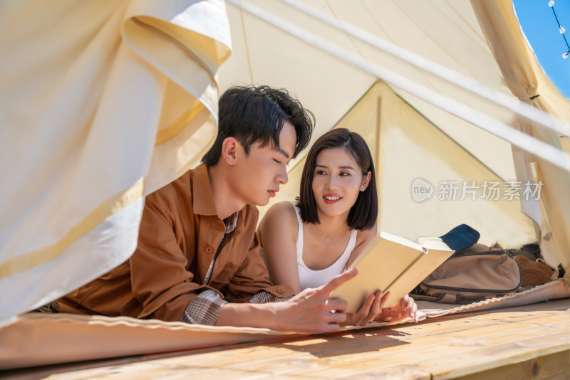 情侣趴在帐篷里看书