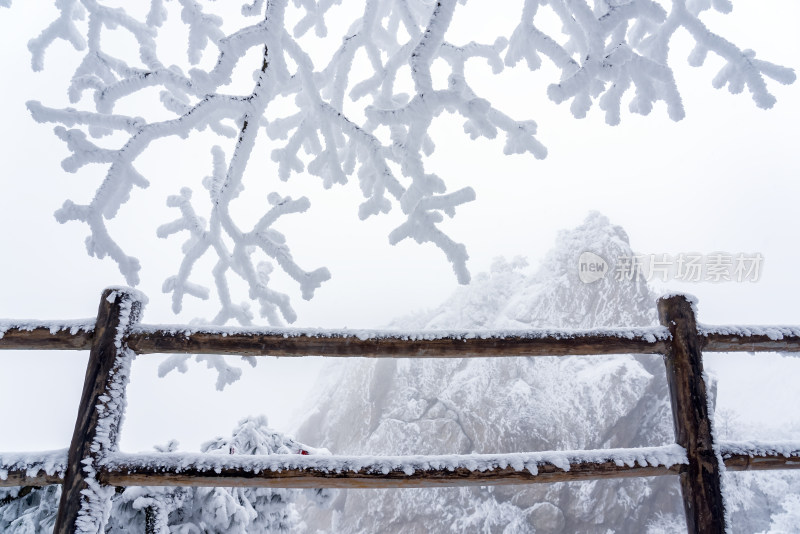 冬天大雪景区步道栏杆